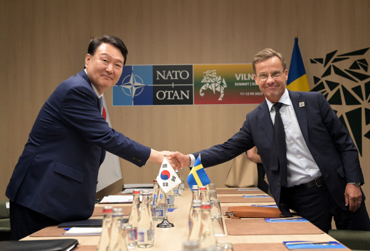 한-북대서양조약기구(NATO·나토) 정상회의 참석차 리투아니아를 방문 중인 윤석열 대통령이 11일(현지시간) 빌뉴스 나토 정상회의장에서 열린 한·스웨덴 정상회담에서 울프 크리스테르손 스웨덴 총리와 악수하고 있다. 연합뉴스